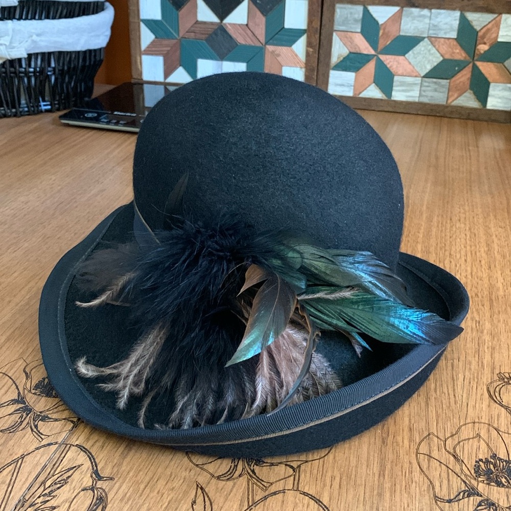 Lovely black felt cloche hat with feathers by Boutique Kates Canada. 21”. NWOT.